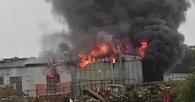 Пожар на 300 квадратных метров: в России загорелась воинская часть (видео)
