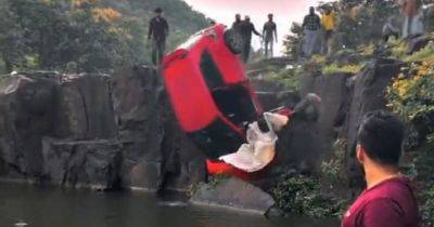 Не включил ручной тормоз: хэтчбек Honda упал в пруд со скалы (видео)