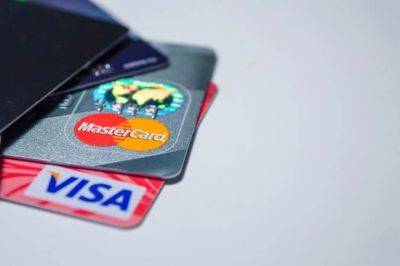 Visa и Mastercard планируют повысить комиссии за платежи картами — Bloomberg
