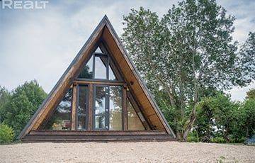 В 50-ти километрах от Минска продается инстаграмный дом-треугольник с отделкой