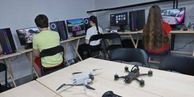 Львовские школьники начали учиться управлять дронами — фото