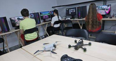 "Это наша новая реальность": во Львове детей начали учить управлять дронами (фото)