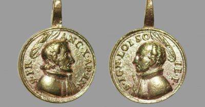 Археологи нашли на территории Ужгородского замка древний медальон: он принадлежал иезуитам (фото)