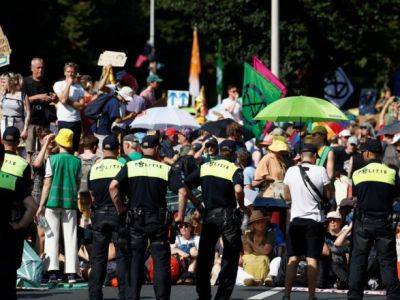 В Нидерландах полиция применила водометы во время акции протеста и задержала 2400 климатических активистов