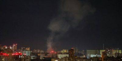 Ночной удар шахедами по Киеву. Уничтожено более 20 дронов, обломки упали в нескольких районах и повредили квартиру многоэтажки — главное