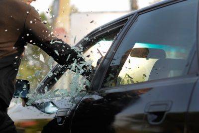 Насилие на дорогах: мужчина разнес металлическим прутом машину репатриантки с детьми