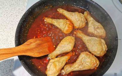 Просто возьмите кетчуп и соевый соус: Евгений Клопотенко показал, как сделать самые вкусные куриные голени