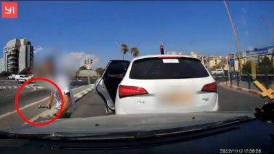 Видео: разбили ломом стекла машины в Тверии - на глазах кричащих от страха детей