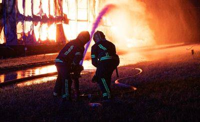 Пожар в Тернополе - 10 сентября загорелся завод стройматериалов - фото и видео