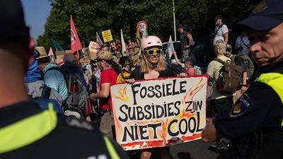 Эко-активисты в Гааге перекрыли "шоссе в климатический ад"
