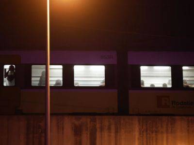 Четыре человека погибли в Барселоне - их сбил поезд во время перехода пути