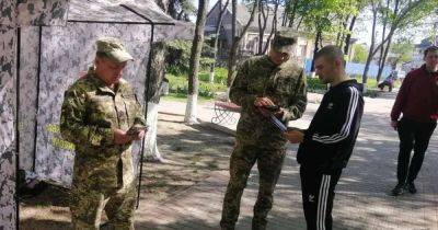 Мобилизация в Украине: в ТЦК объяснили, почему патрули вручают повестки мужчинам на улицах