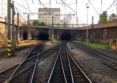 В центре Праги поезд застрял в тоннеле. Пассажиров эвакуировали
