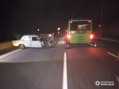 ДТП в Харькове: машина врезалась в троллейбус (фото)