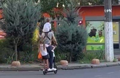 "Невероятно безответственно" в Одессе отец на электросамокате рискнул жизнью четырех детей, видео