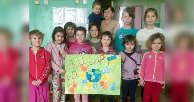 Мужество педагога и 16-летней девочки спасло детей от отправки в россию: флаг, вдохновлявший их в оккупированном городе, передан в музей