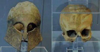 Артефакт времен Марафонской битвы. Археологи обнаружили шлем с черепом внутри (фото) - focus.ua - Украина - Греция - Персия