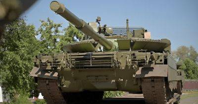 В России поставили на танк Т-80БВМ новую защиту от дронов, но она не сработала (видео)