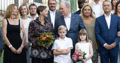 князь Альбер - Княгиня Шарлен вышла в свет вместе со своими детьми - focus.ua - Украина - Монако - Княжество Монако