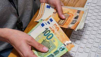 Курс евро на Мосбирже опустился ниже 103 рублей впервые с 28 августа