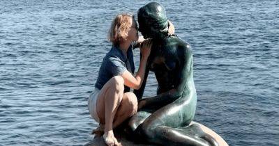 Освистывали и кричали: туристка полезла с поцелуями к знаменитой статуи Русалочки
