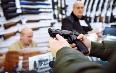 Более 57 тысяч украинцев подали заявление о получении разрешения на оружие