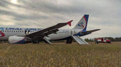 В россии пассажирский самолет совершил аварийную посадку посреди поля – фото