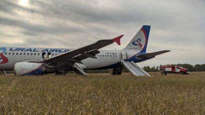 В России экстренно сел в поле пассажирский самолет