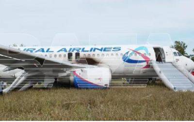 В РФ пассажирский самолет экстренно сел в поле