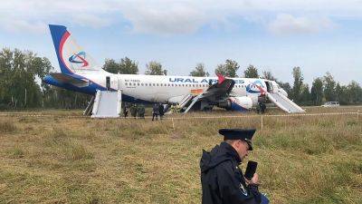 Самолёт "Уральских авиалиний" аварийно сел в поле, люди не пострадали