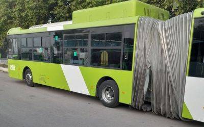 В Ташкенте у 18-метрового автобуса из-за плохих дорог порвалась гармошка
