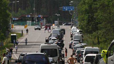 Автобусом или пешком: Литва не будет пускать автомобили с российской регистрацией