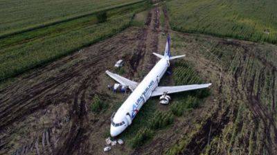 В РФ пассажирский самолет совершил экстренную посадку в поле недалеко от Новосибирска: подробности