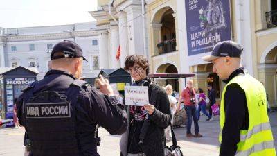Активисту назначили штраф за пикет против закона о гендерном переходе