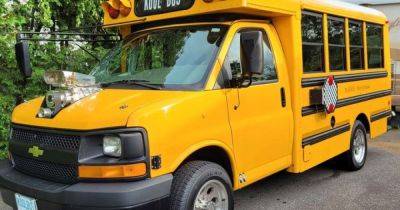 В школу "с ветерком": старый автобус превратили в нестандартный спорткар (фото)
