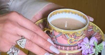 Чай латте: почему этот оттенок маникюра так популярен осенью 2023 (фото)