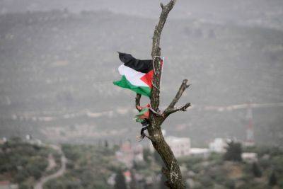 «Гаарец»: торговцев в Иерусалиме заставляют убрать товары с палестинскими флагами