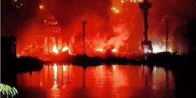 Морской завод в огне. Соцсети и Reuters показали последствия ночных взрывов в Севастополе — фото, видео