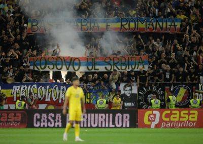 Скандал в Румынии на матче Румыния - Косово - ультрас растянули баннер с надписью Бессарабия - это Румыния - фото