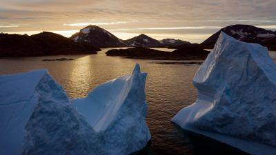 Круизный лайнер застрял во фьорде Гренландии – до него дни пути