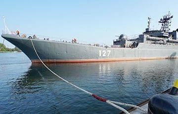 БДК «Минск» догорает в порту Севастополя: появились первые фото