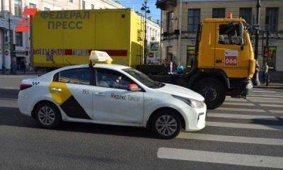 В Петербурге после внедрения новых стандартов для таксистов подорожали поездки