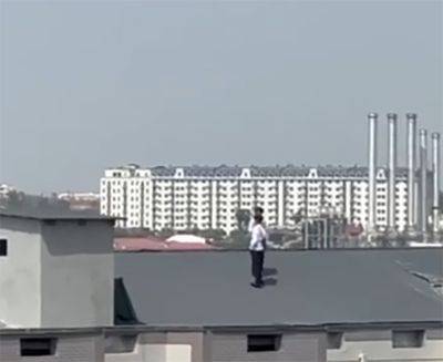 Два школьника решили прогуляться по крыше многоэтажки в Ташкенте ради эффектных кадров для соцсетей. Видео