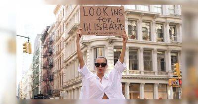 "Приложения не работают": американка ходит по улицам с табличкой "Ищу мужа" (видео)