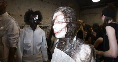 Во время показа коллекции Elena Velez в Нью-Йорке модели устроили драку в грязи (видео)
