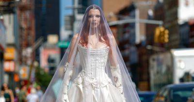 Джулия Фокс явилась на модный показ в свадебном мини-платье и фате до пола (фото, видео)