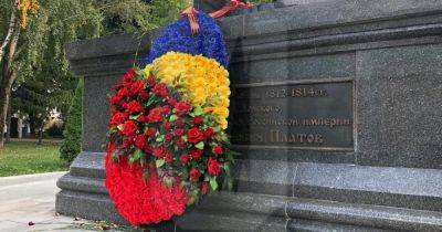 Увидел сине-желтые цветы: москвич вызвал полицию из-за венка возле памятника (видео)