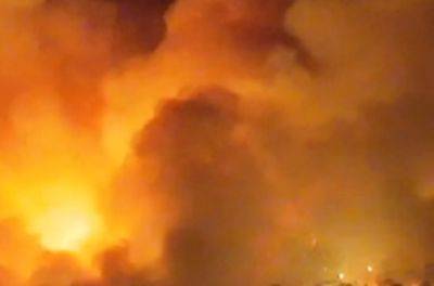 После новых взрывов в Крыму выросло огненное облако: "Красиво горит"