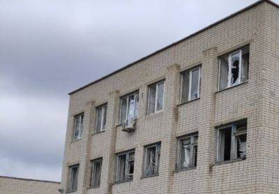 "В некоторых местах попадали плиты": в сети показали фото одной из разбитых школ Северодонецка