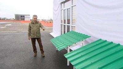Жителям села в Лебапе приказали ко Дню независимости покрасить крыши домов в зеленый цвет